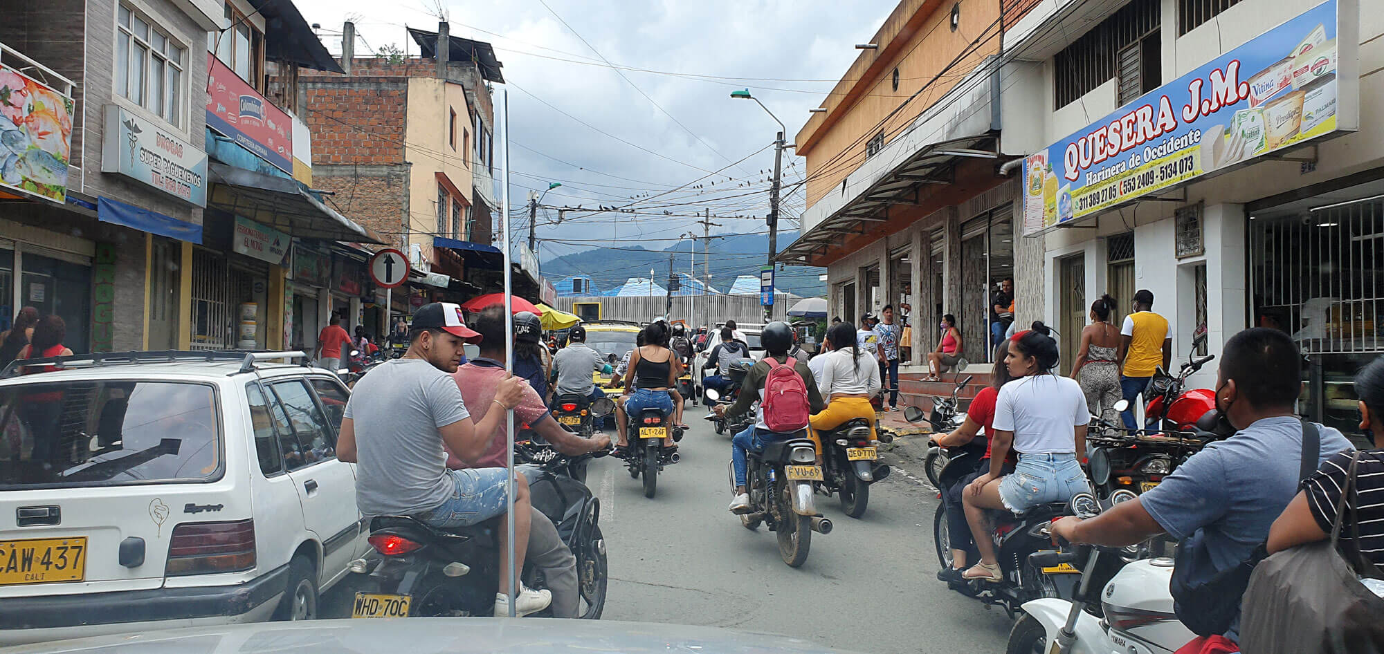 “Calle comercial del barrio Siloé”. Fotografía: Jaír Cerón Velasco para el CNMH, 2020.