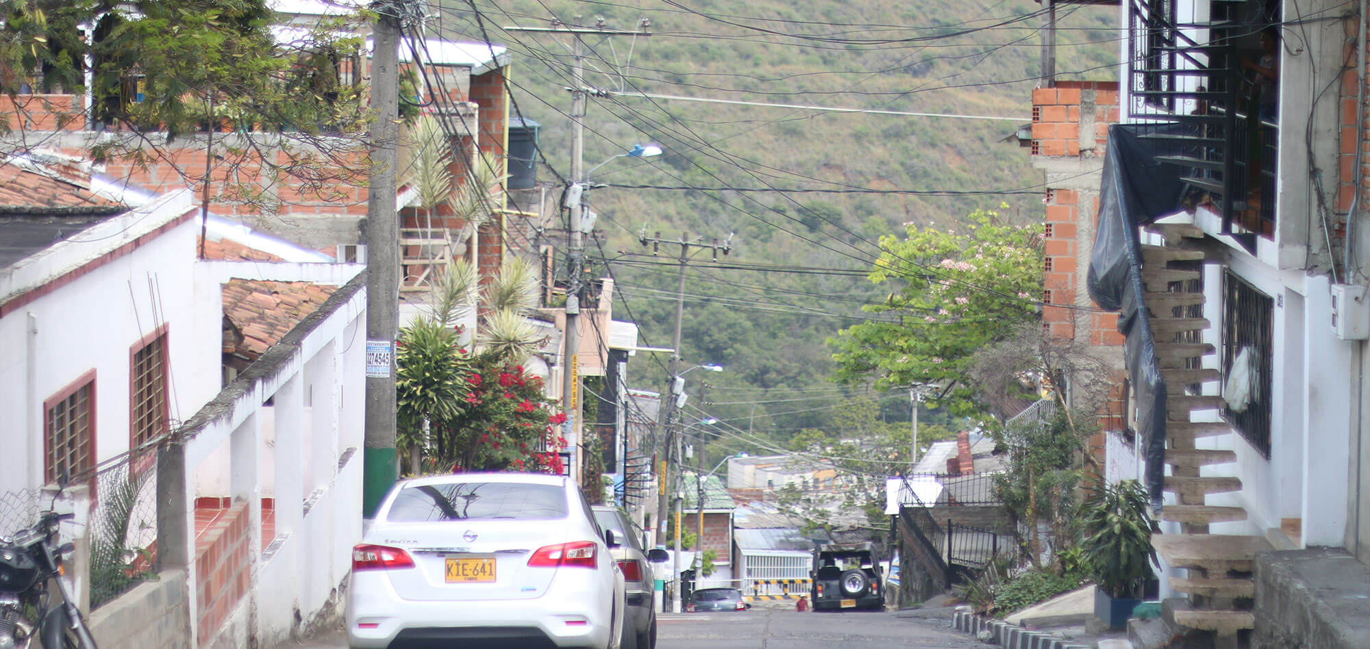 “Calle en el barrio Terrón Colorado”. Fotografía: Jaír Cerón Velasco para el CNMH, 2020.