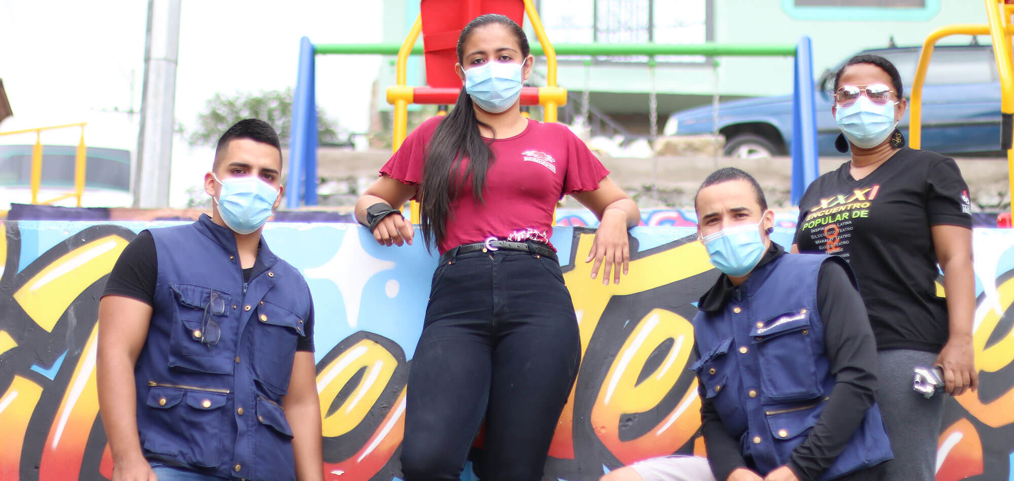 “Equipo del Teatro Esquina Latina en el parque de la Estatua”. Fotografía: Jaír Cerón Velasco para el CNMH, 2020.