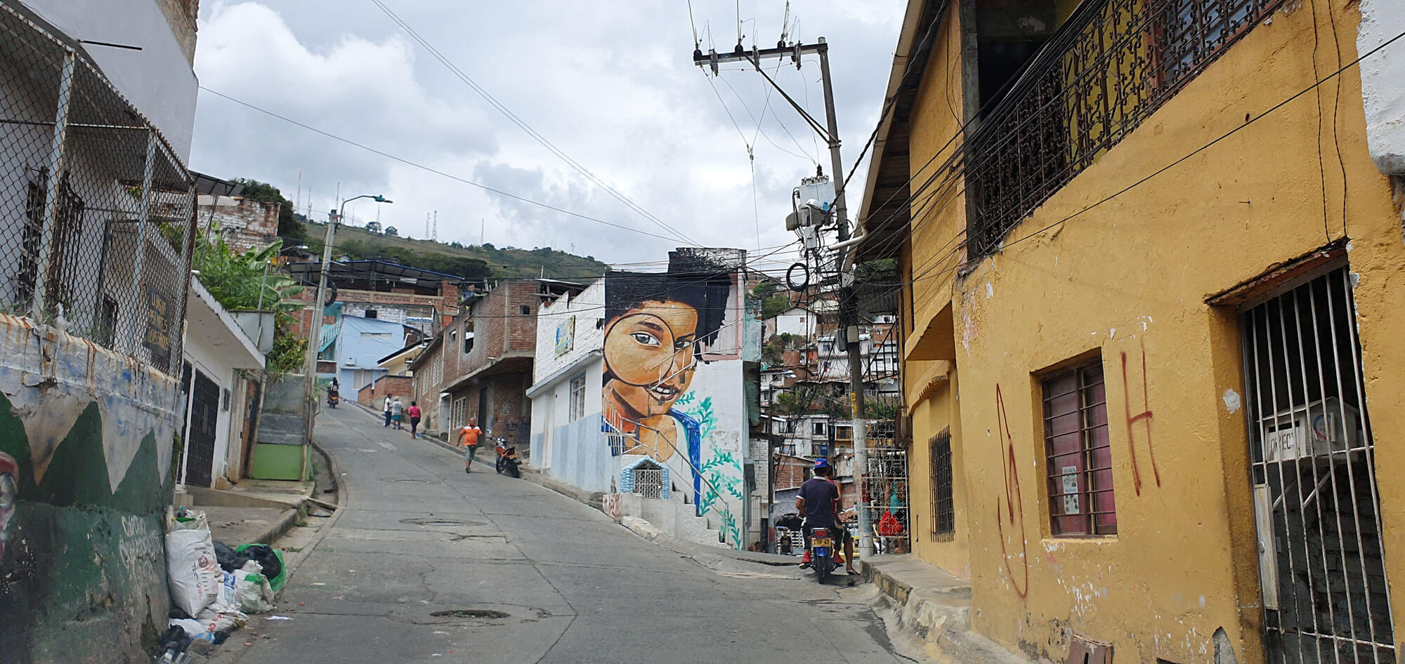 “Calle del barrio Siloé”. Fotografía: Jaír Cerón Velasco para el CNMH, 2020.